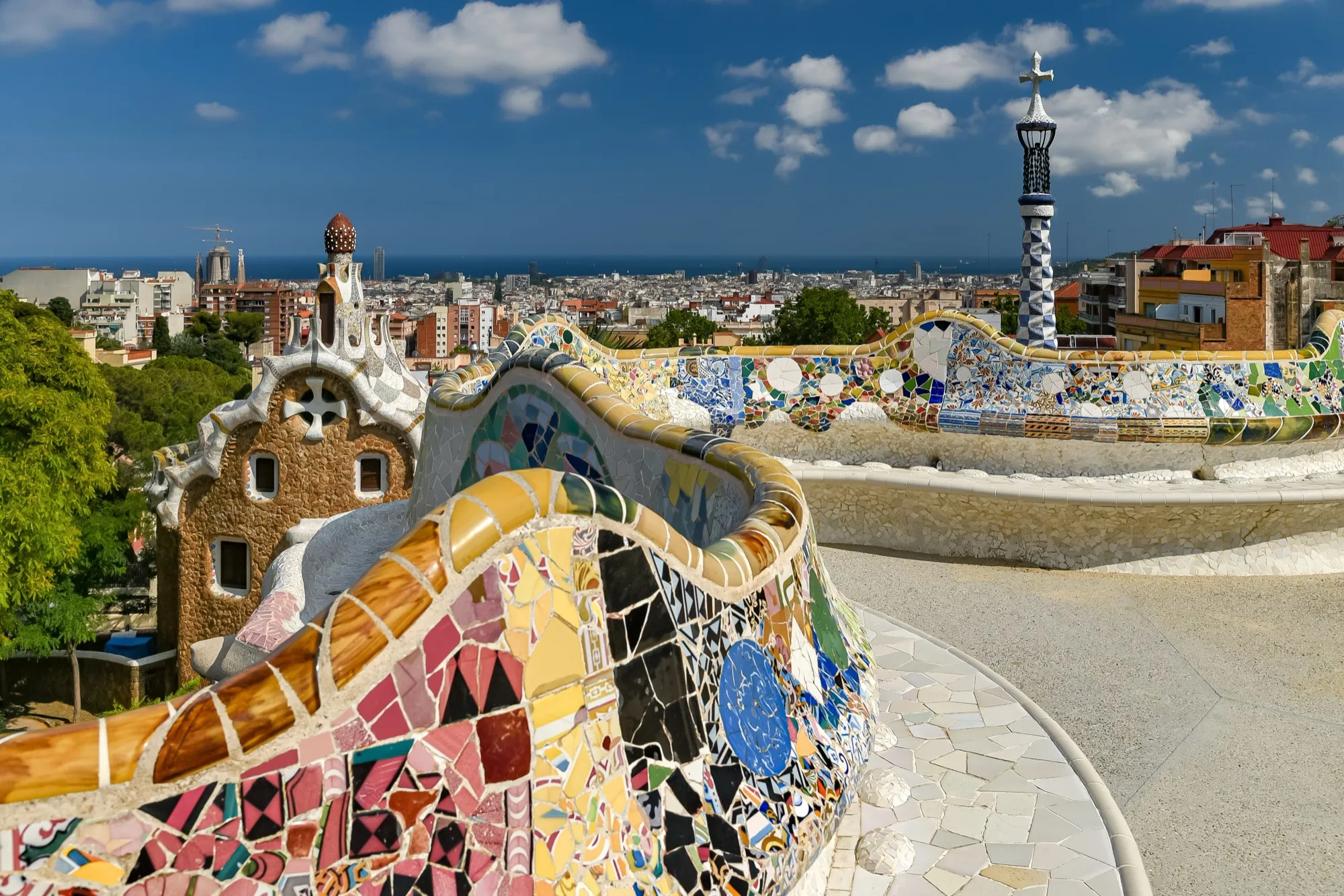 El banco de trencadís del Park Güell con Barcelona y el mar al fondo