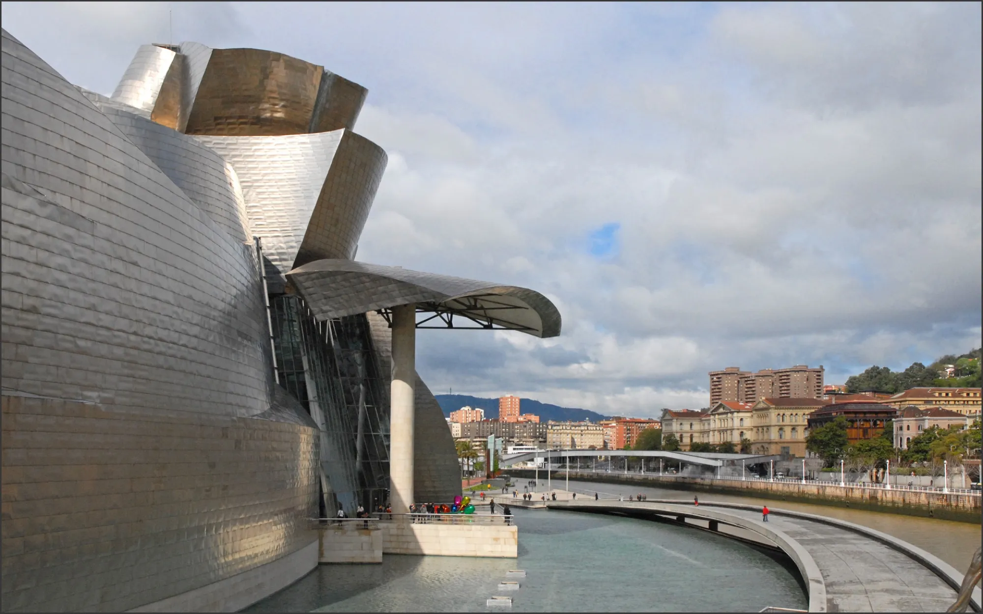 El museo Guggenheim junto a la ría de Bilbao