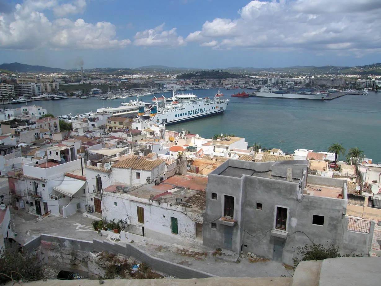 Puerto de Eivissa visto desde Dalt Vila, con un ferry entrando en el puerto