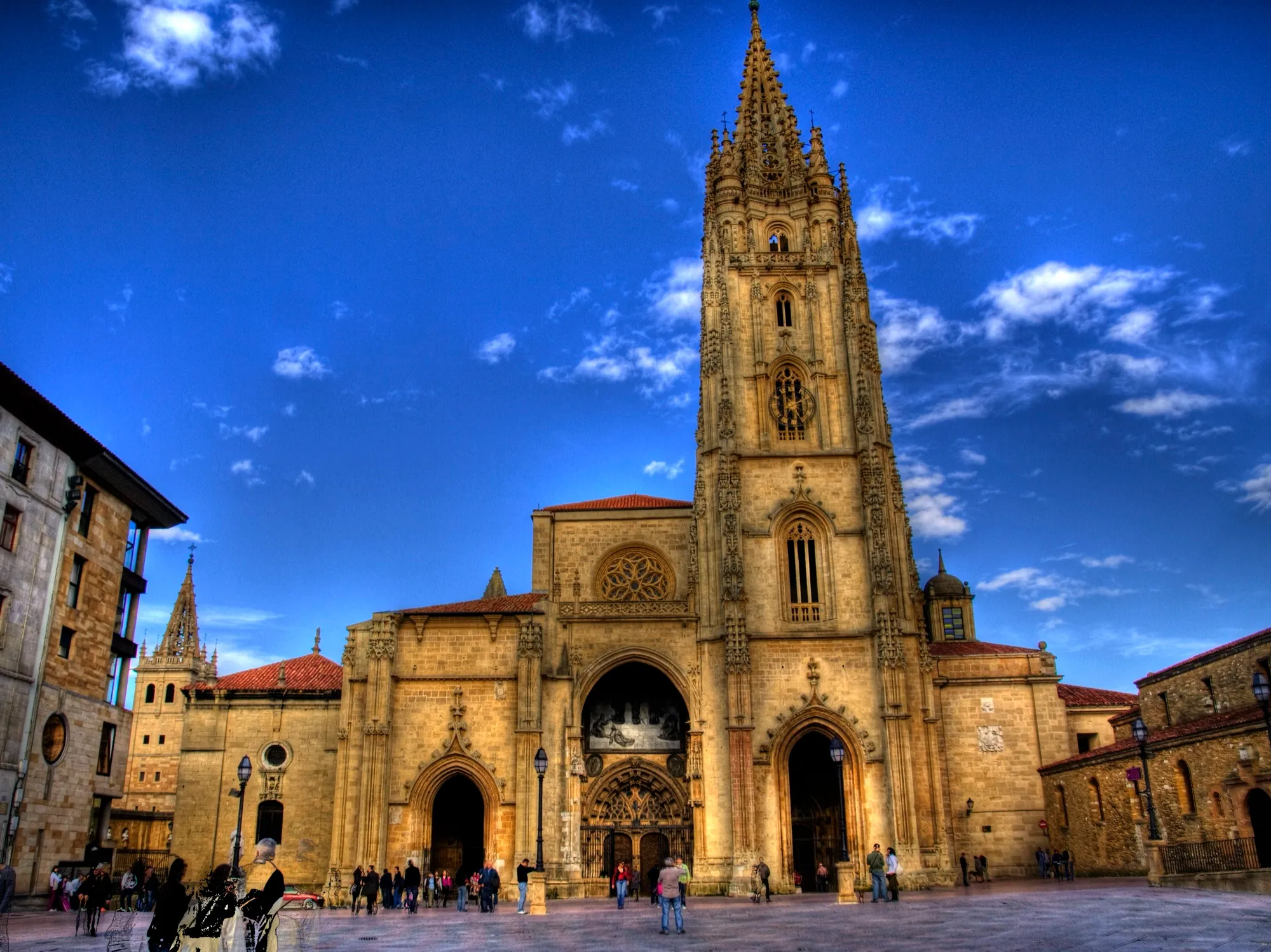 La catedral de Oviedo bajo un cielo azul