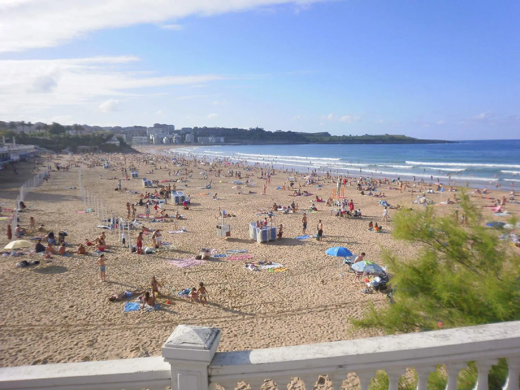 La playa del Sardinero en Santander en un día de verano